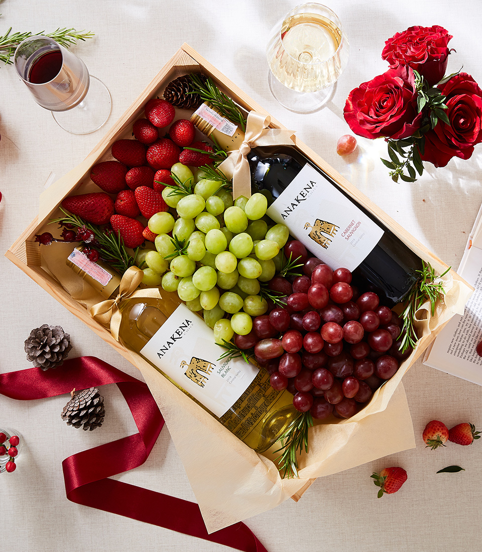 Wine and store strawberries box