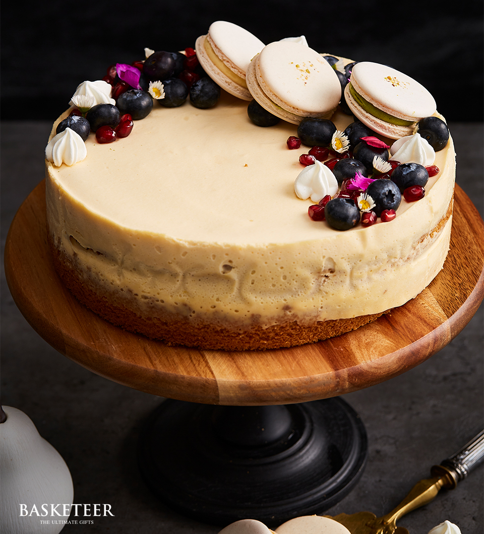 Vanilla Butter Cream Cake with Maccaron and Berry