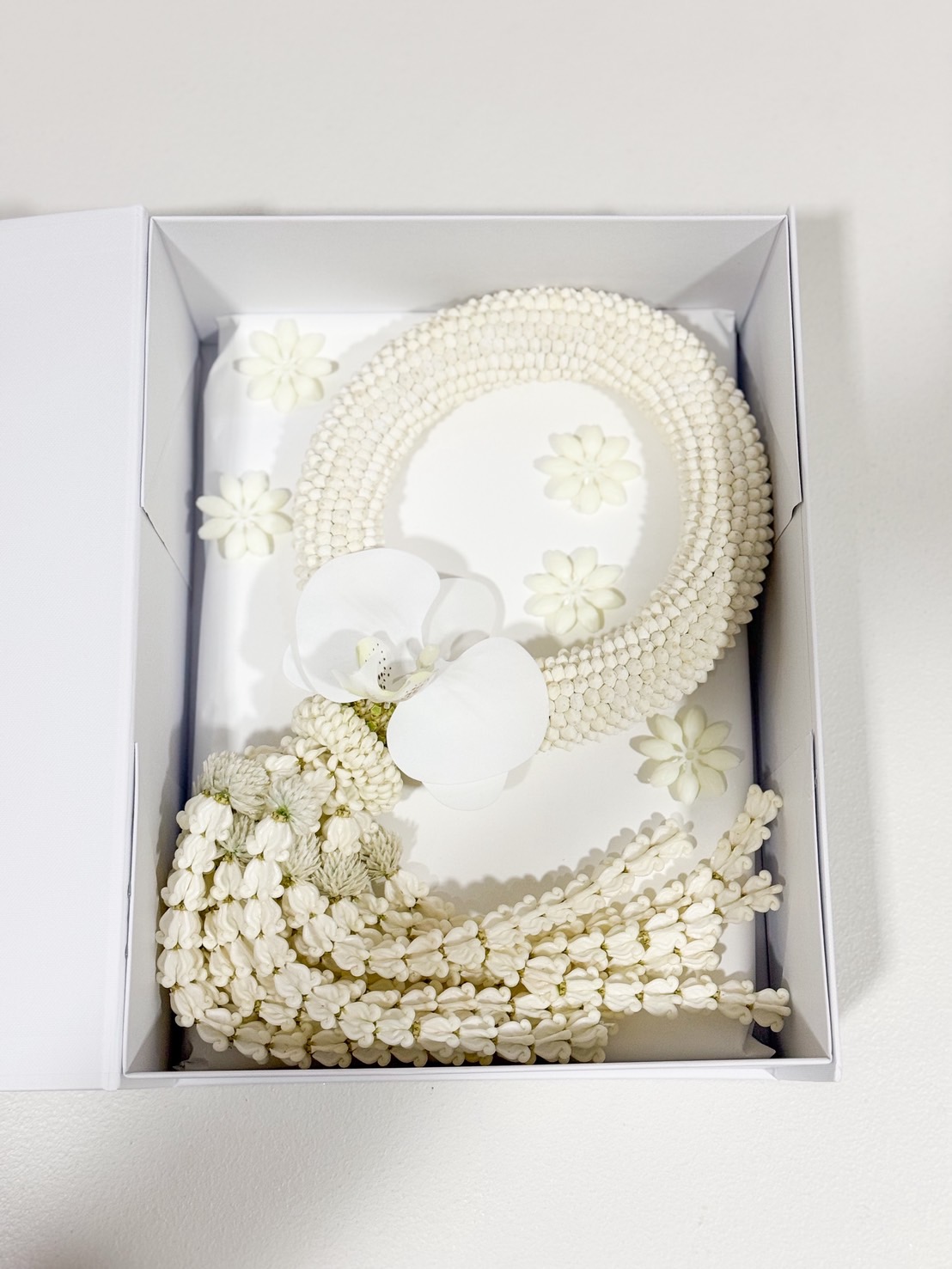 Premium white jasmine garland with orchid accent, presented in an elegant gift box – perfect for Mother’s Day.