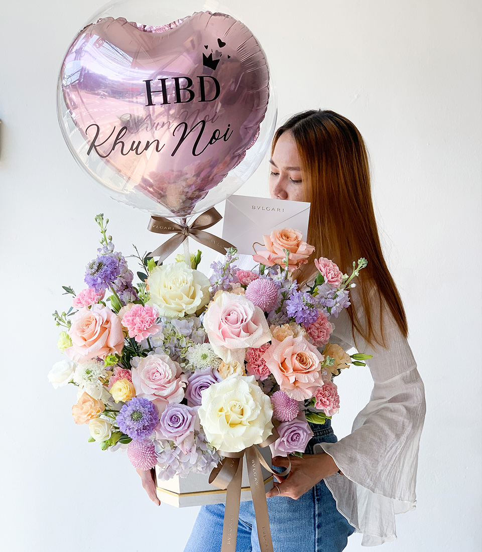 Explore our delightful Bright Flowers Surprise & Balloon Gift, a perfect choice for birthdays, Valentine's Day, or any special occasion. This vibrant gift features a stunning bouquet of bright flowers accompanied by colorful balloons, guaranteed to bring joy and excitement to your loved ones.