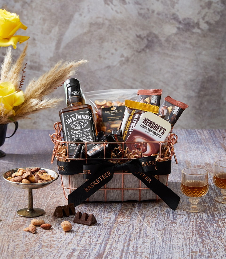 Experience the ultimate luxury with this Charlotte gift hamper, featuring Jack Daniel’s whisky, gourmet treats, and elegant whisky glasses.