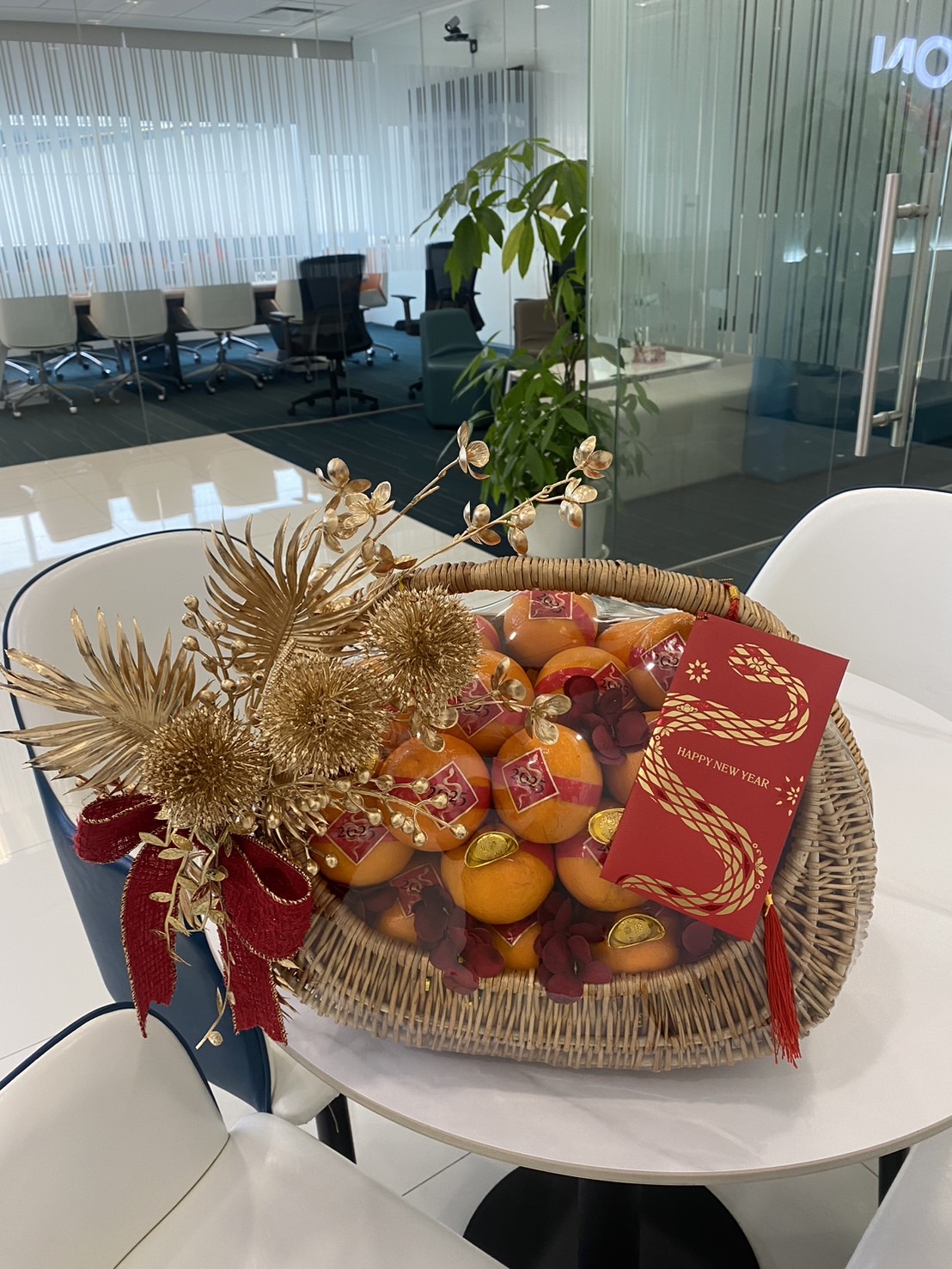 Elegant Chinese New Year gift basket filled with premium mandarin oranges, gold decorations, and a festive red envelope for prosperity.