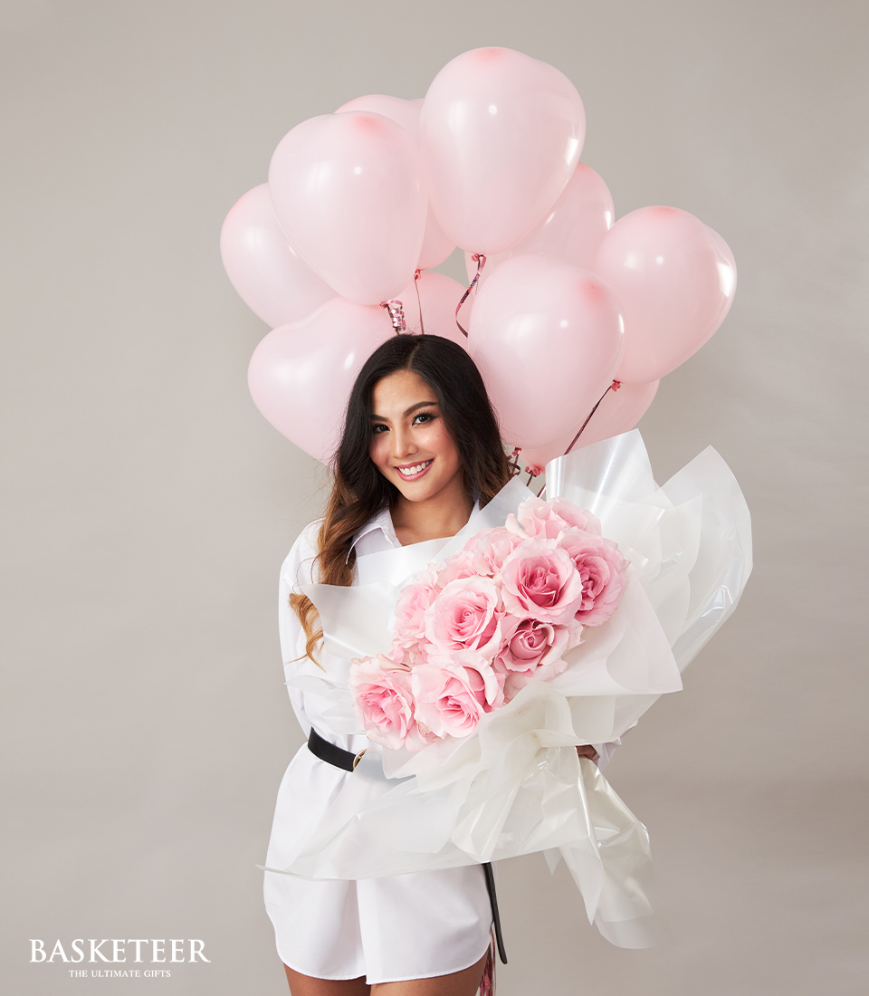 Discover our exquisite Soft Pink Bouquet & Heart Balloons Gift Set, a wonderful choice for birthdays, Valentine's Day, or any special occasion. This set features a beautiful soft pink bouquet paired with heart-shaped balloons, creating a charming and romantic gesture of love and celebration.