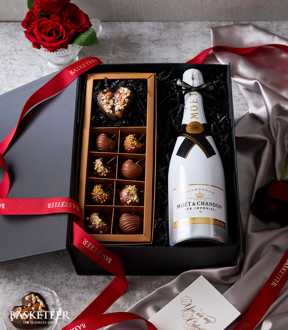 Discover the perfect blend of wine and chocolate with our exquisite gift set