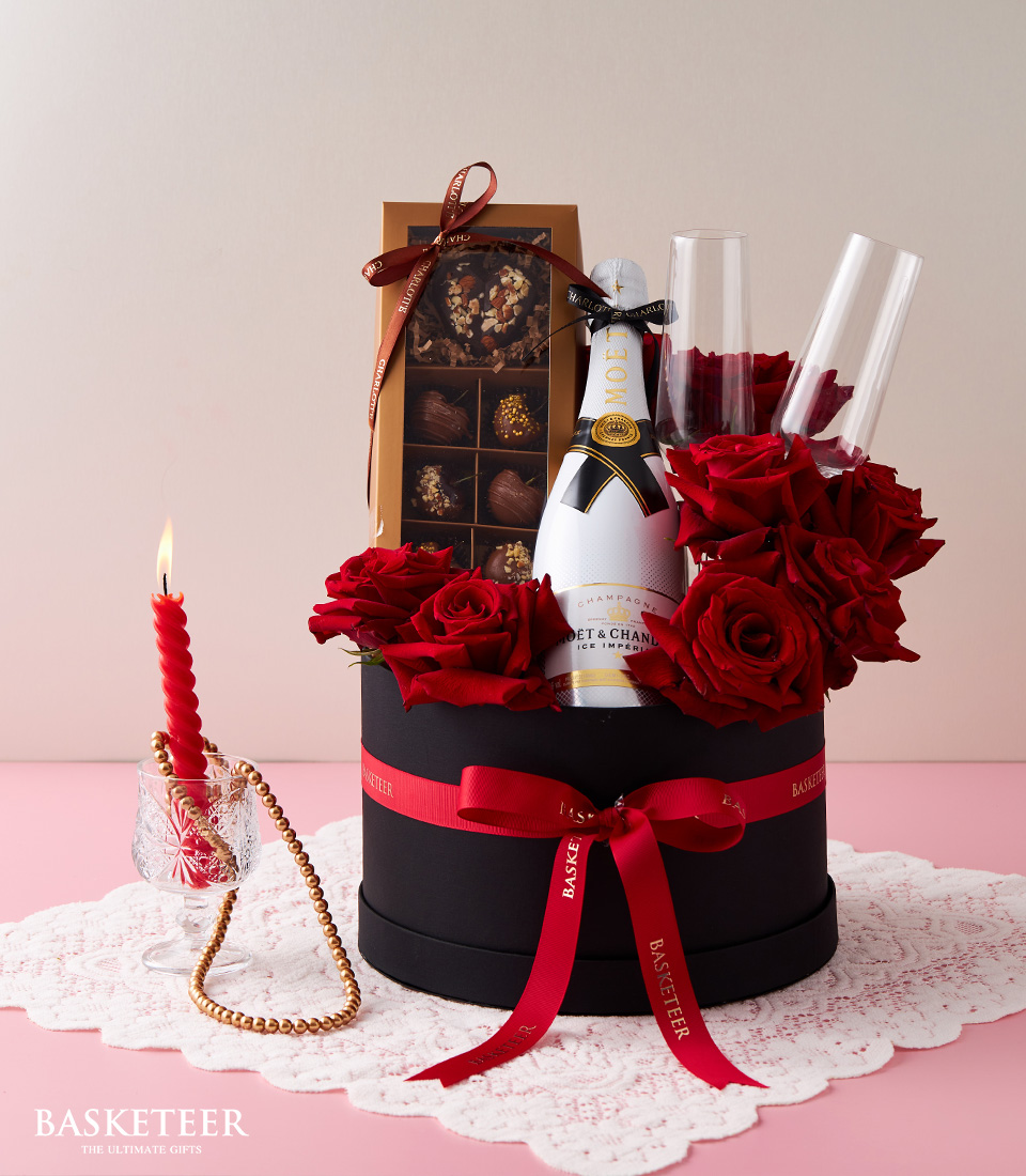 Experience romance in every sip with our Romantic Red Roses Wine Set. Includes two elegant glasses, luxurious chocolates, all elegantly presented in a sophisticated black box.