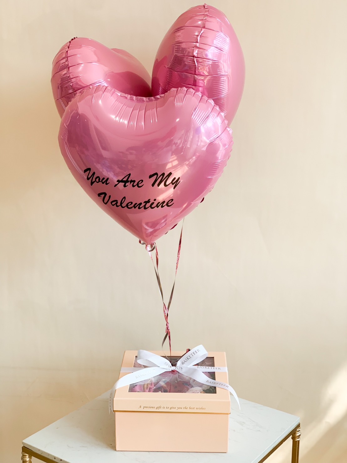 A Valentine’s gift set featuring a pink heart-shaped balloon with 