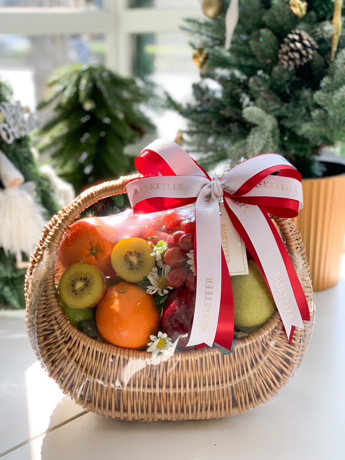 Luxury Fresh Fruit Basket with premium handpicked fruits in an elegant basket design.