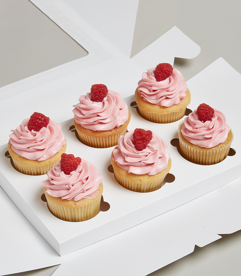 Cupcakes, butter cake texture, soft color, bright yellow, decorated with light pink cream on top. And the creamy top is topping with dried raspberries to add beauty. Rather Raspberry Jam Centred Cupcakes