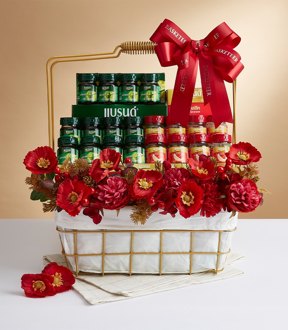 กระเช้าของขวัญอันหรูหราที่เต็มไปด้วยอาหารกระป๋อง Yinlu สีเขียวและสีเหลืองที่คัดสรรมาอย่างดี และขวดโหลขนาดเล็กวางอยู่อย่างหรูหราบนโต๊ะสีขาวบริสุทธิ์ การจัดตกแต่งอย่างหรูหราด้วยดอกไม้สีแดงและสีทองสดใส ให้ความรู้สึกหรูหรา ที่จับตะกร้าประดับด้วยริบบิ้นสีแดงหรูหราสองเส้นผูกด้วยคันธนูอันไร้ที่ติ เสริมเสน่ห์อันสง่างาม โดยแต่ละเส้นสลักไว้อย่างสวยงามด้วยสัญลักษณ์อันโดดเด่น 