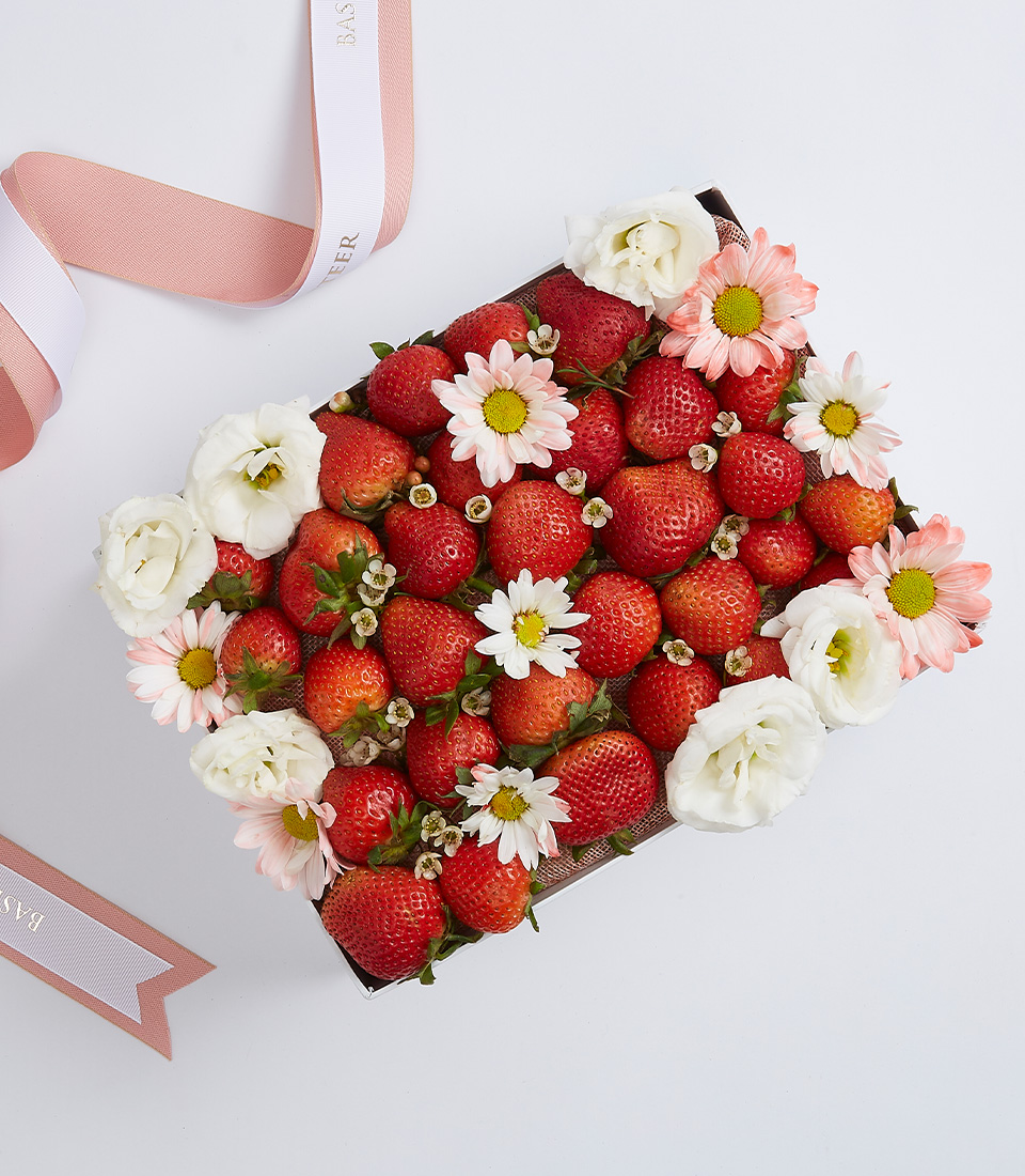 Discover our Strawberry Bliss Gift Boxes featuring fresh strawberries adorned with beautiful flower decorations. Ideal for celebrating special occasions with a touch of sweetness. Order yours today!