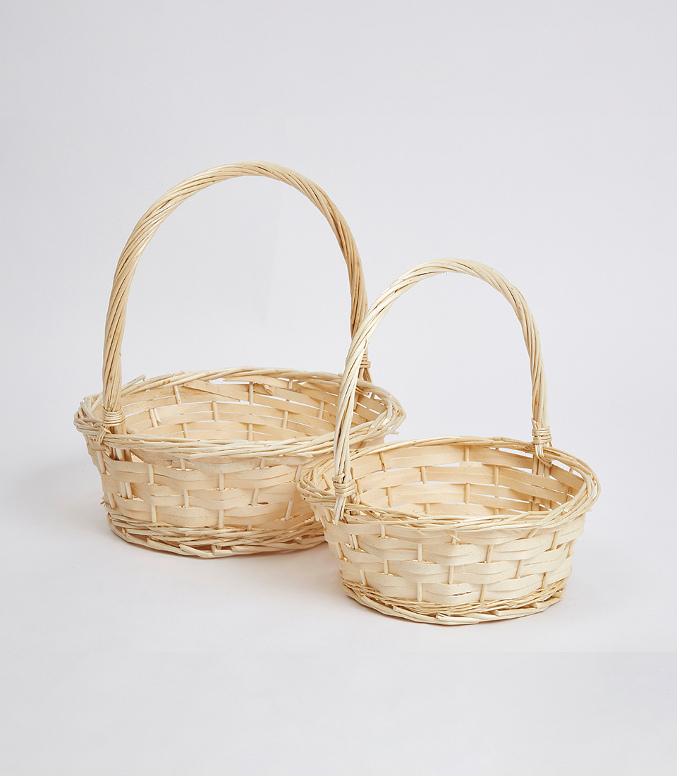 Explore our round natural willow basket with a sturdy handle, ideal for organizing your home. This empty basket offers functionality and rustic charm for any room.