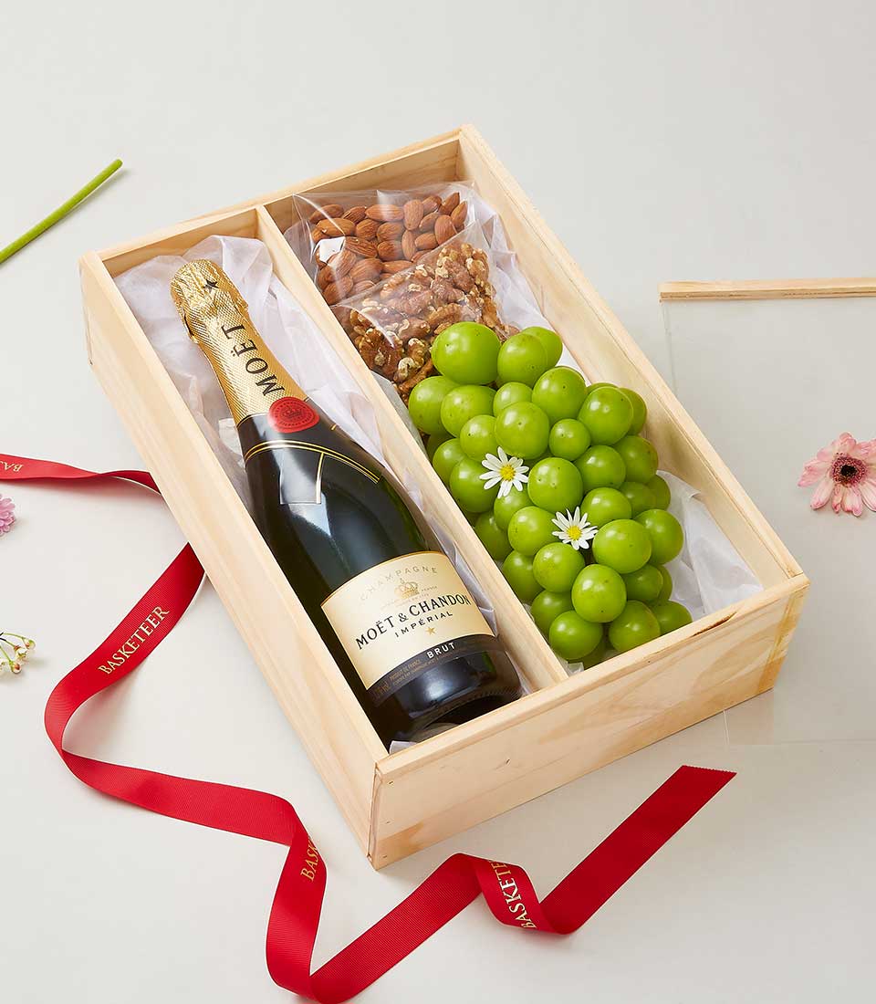Glistening Moët & Muscat Medley with Mixed Nuts