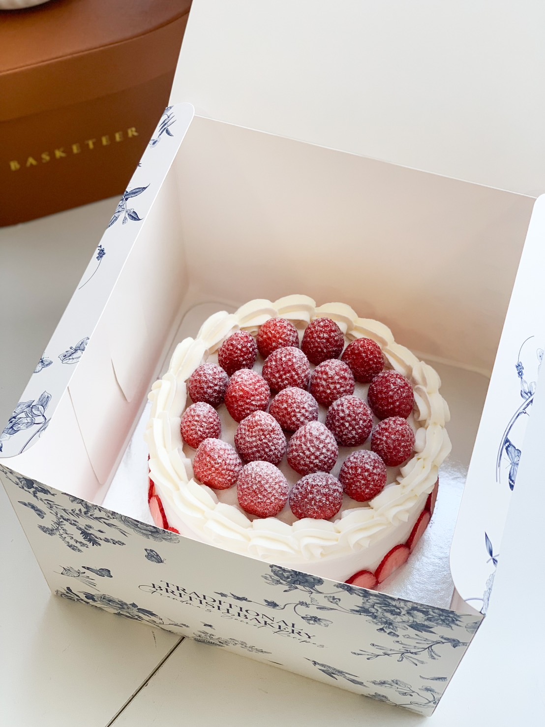 A delicious strawberry shortcake beautifully presented in an elegant floral box. Topped with fresh juicy strawberries, whipped cream swirls, and a light dusting of powdered sugar, this cake is perfect for birthdays, anniversaries, or special celebrations.