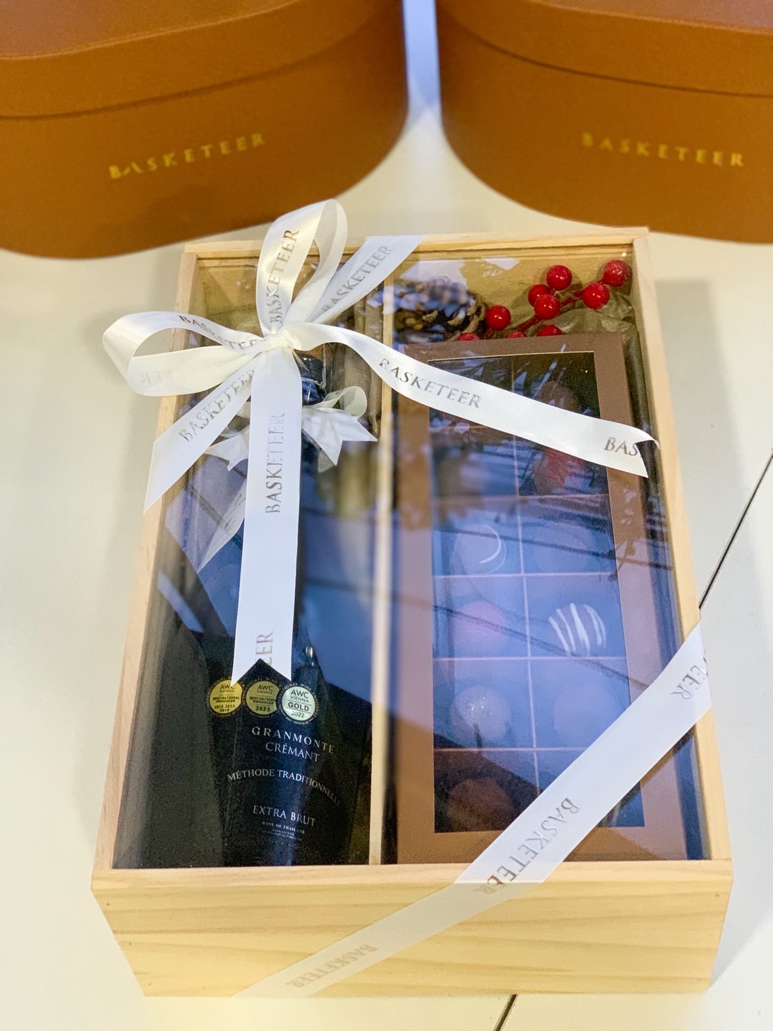 Elegant wooden box with fine sparkling wine and premium chocolates – perfect for birthdays, corporate gifts, or celebrations.