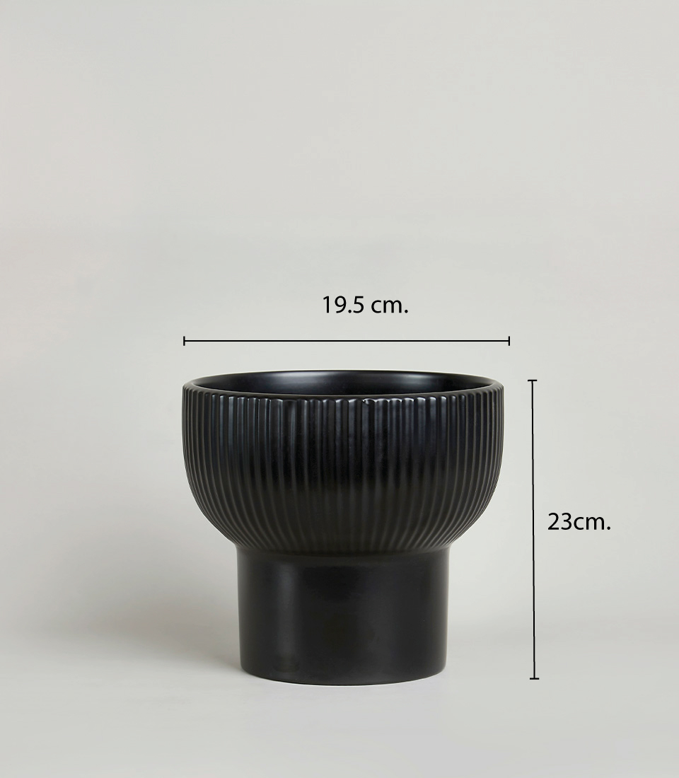 Black ceramic vase with a diameter of 19.5 cm and height of 23 cm