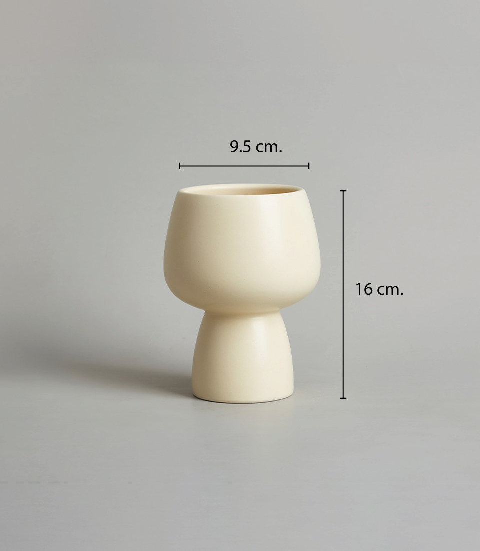 Modern cream-colored ceramic vase with a minimalist design, featuring a rounded bowl-shaped top and a narrow base, dimensions marked as 9.5 cm in diameter and 16 cm in height, against a neutral background.
