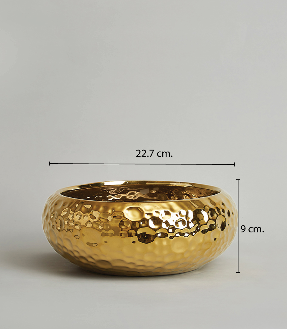 Gold hammered ceramic bowl with measurements of 22.7 cm in diameter and 9 cm in height.