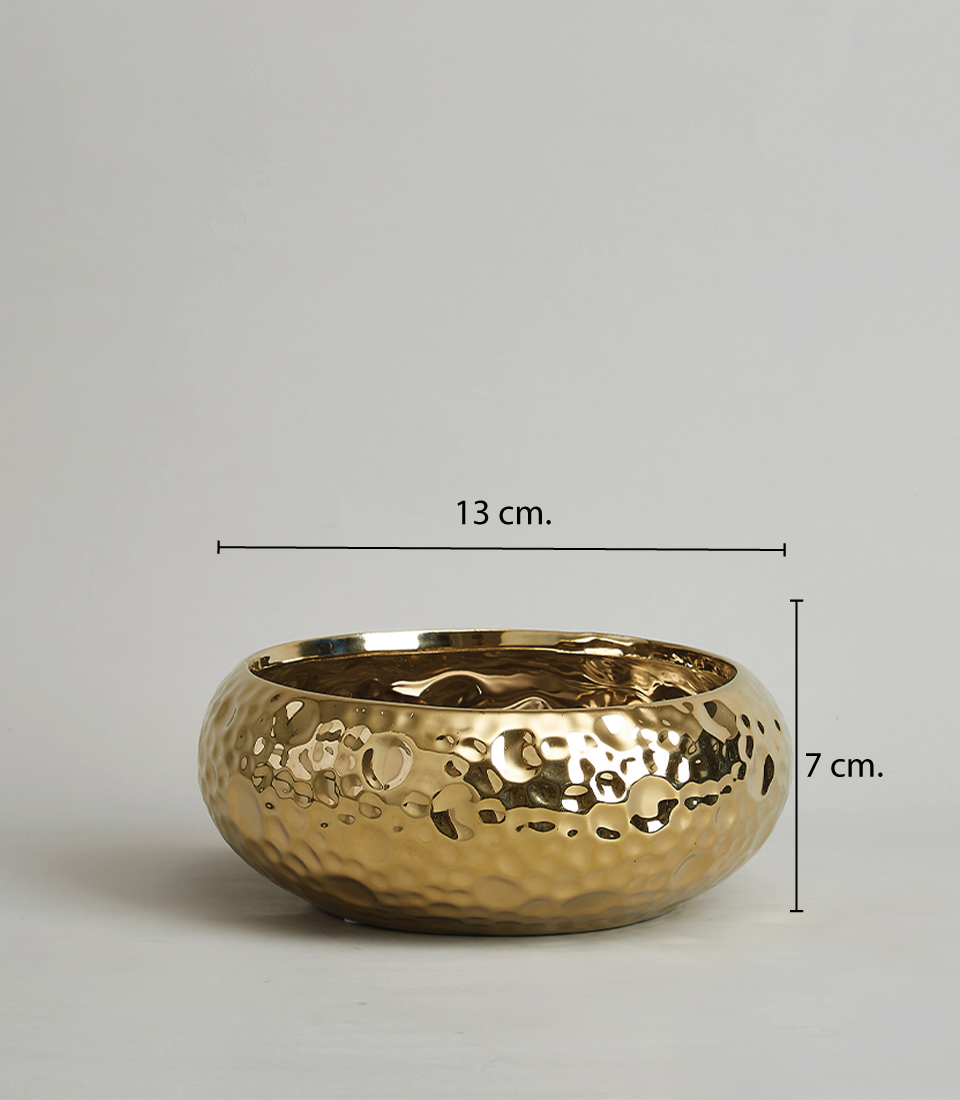 Gold hammered ceramic bowl with measurements of 13 cm in diameter and 7 cm in height.