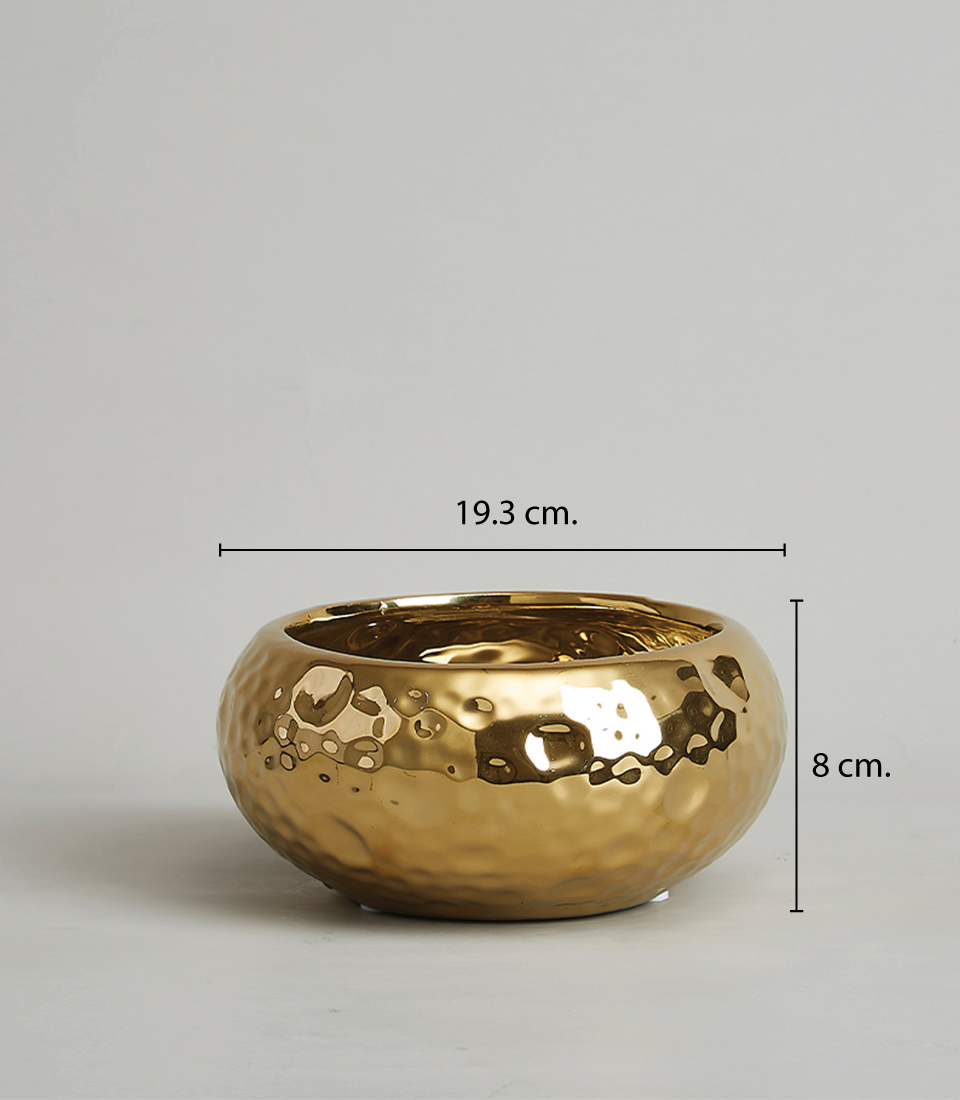 Gold hammered ceramic bowl with measurements of 19.3 cm in diameter and 8 cm in height.