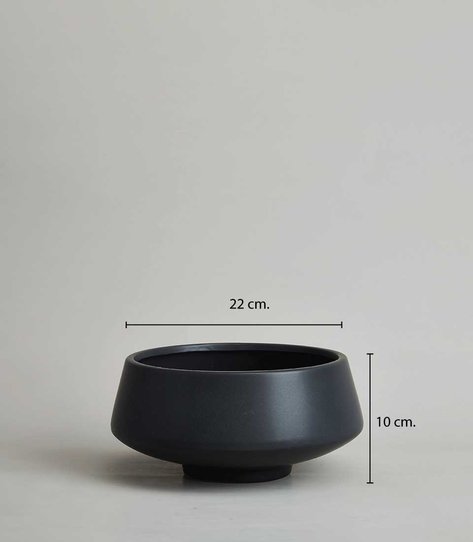 Black ceramic vase with a modern, minimalist design, measuring 22 cm in diameter and 10 cm in height on a light gray background.