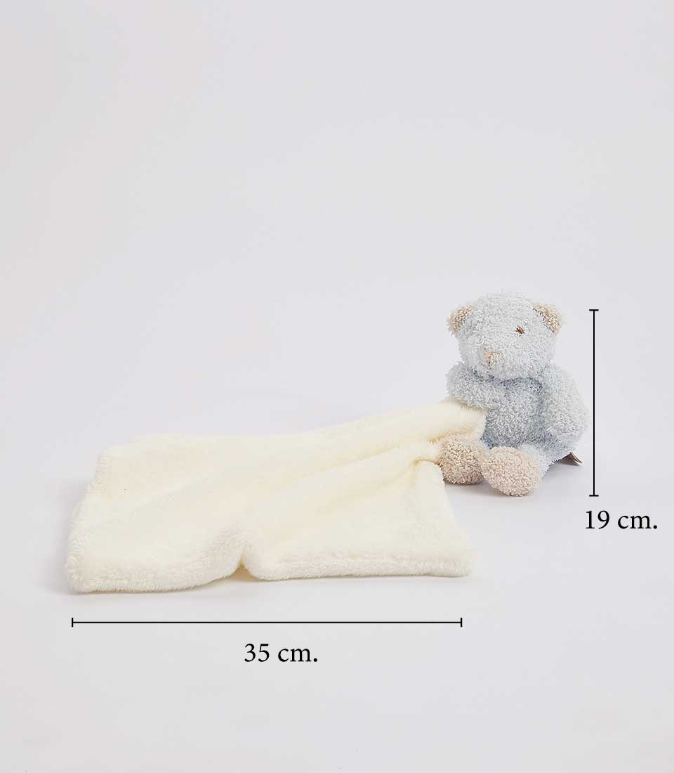 Soft blue teddy bear attached to a cream-colored comforter, with dimensions of 35 cm for the blanket and 19 cm for the teddy bear, ideal for newborns.