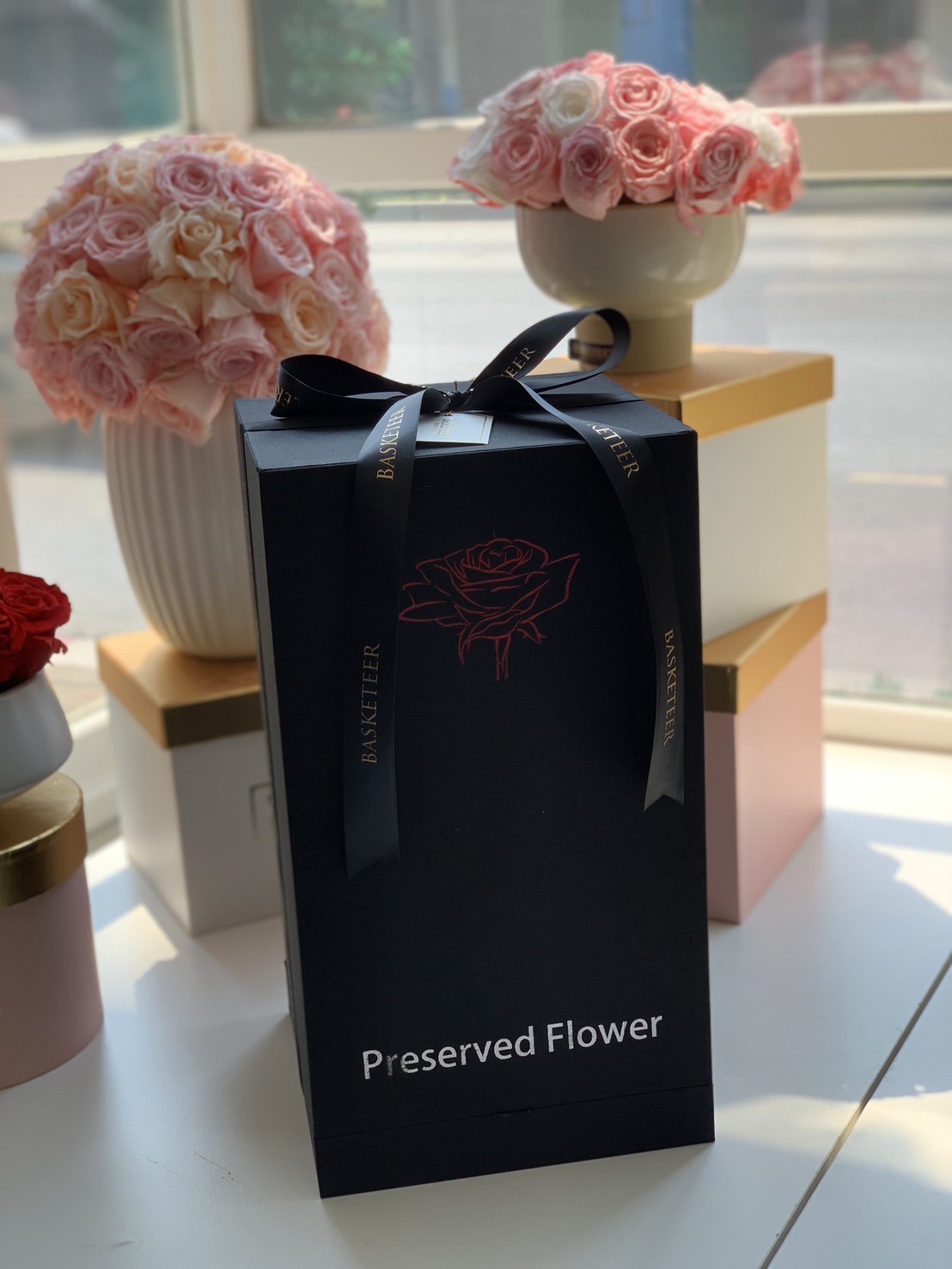 Elegant black gift box with a red rose illustration, containing a luxurious preserved red rose in a glass dome – the perfect romantic gift.