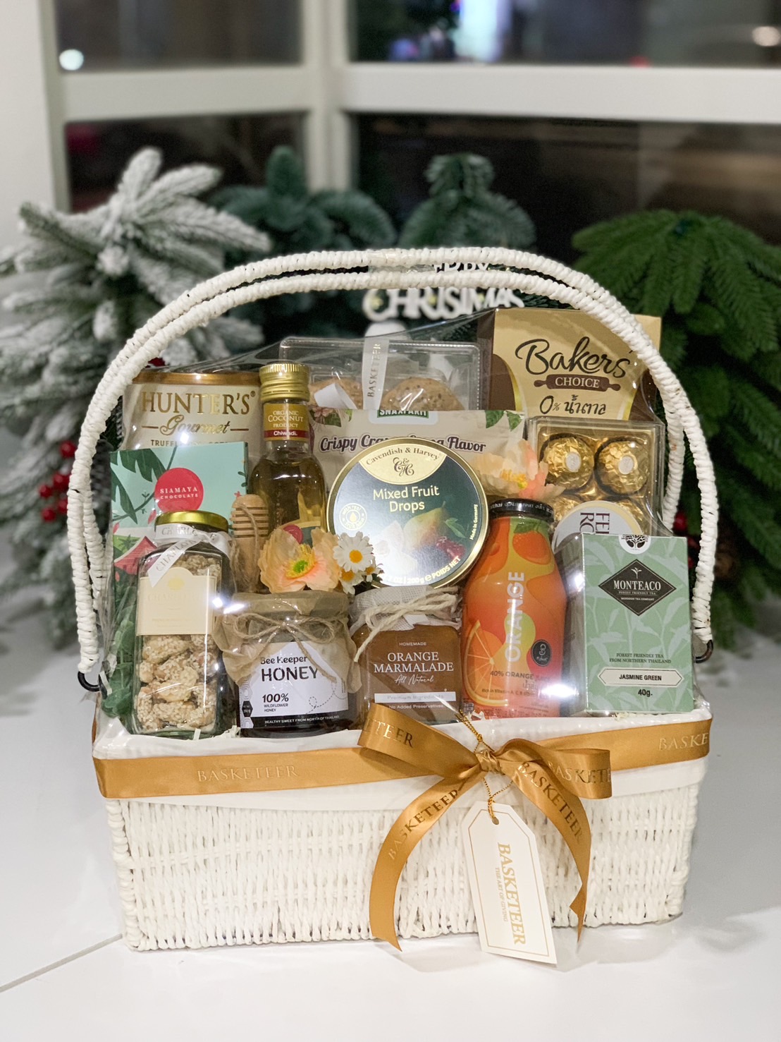 A festive gift basket featuring a selection of sweet and savory treats, perfect for sharing with loved ones.