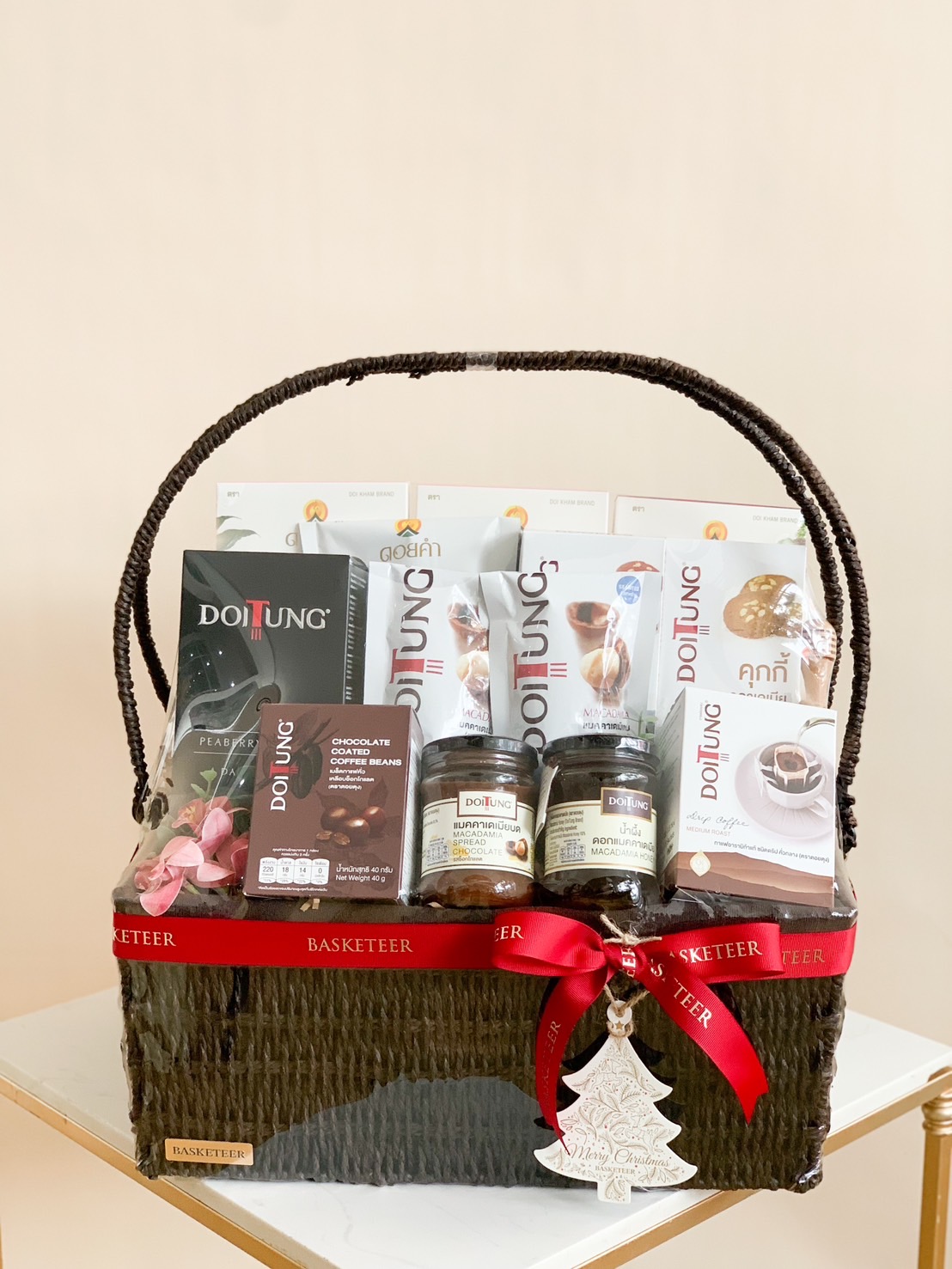 A luxurious gift box filled with premium Doi Tung products, known for their quality and taste.