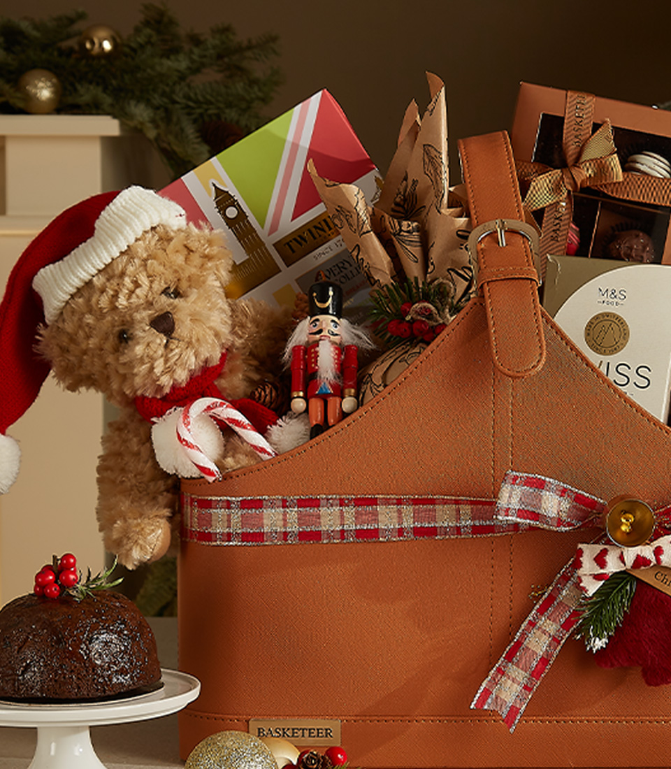 Deluxe Christmas Gift Basket – Festive Teddy & Holiday Treats