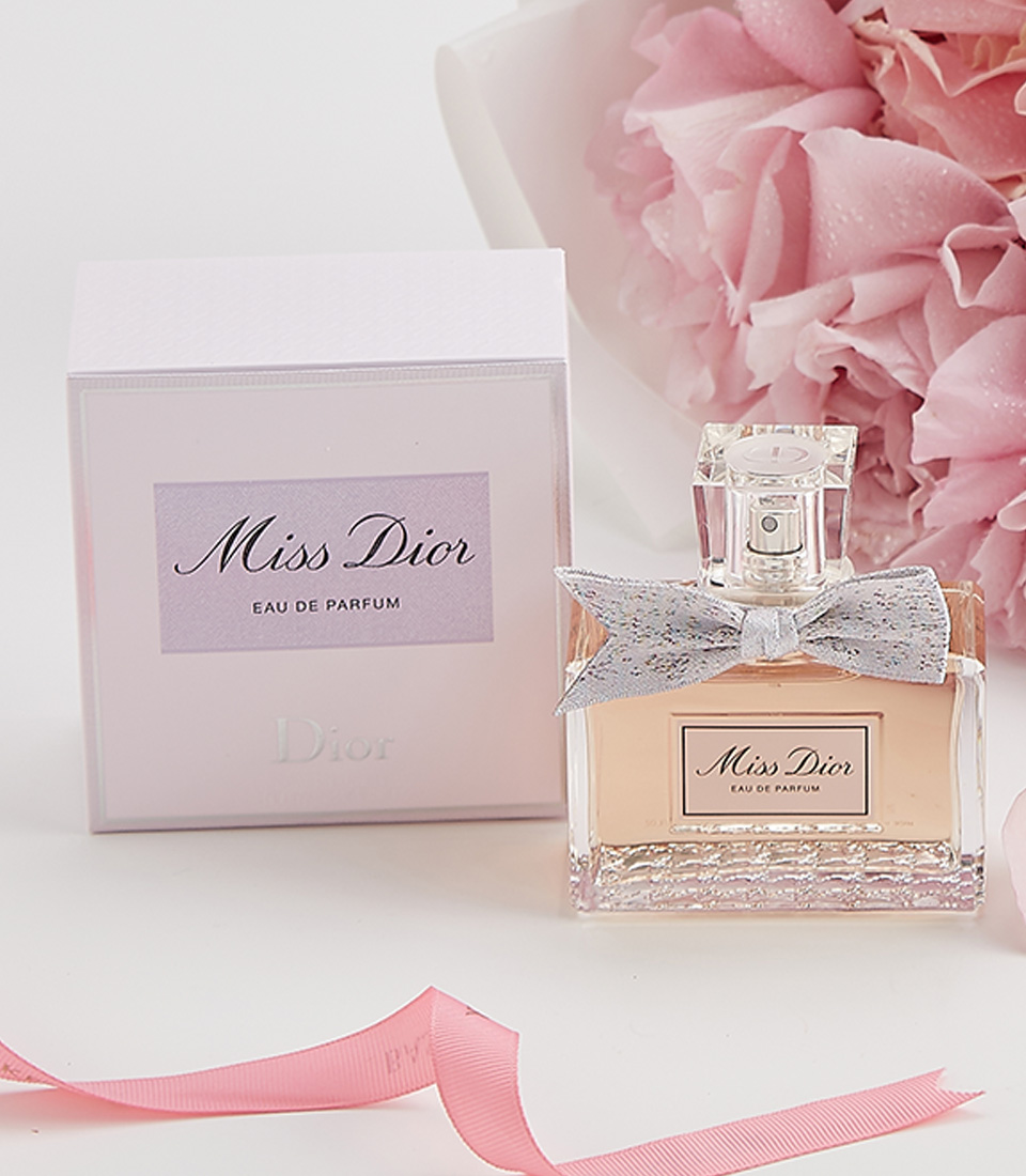 Close-up of a romantic gift set featuring a bouquet of soft pink roses and Miss Dior Eau de Parfum, the perfect expression of love and sophistication.