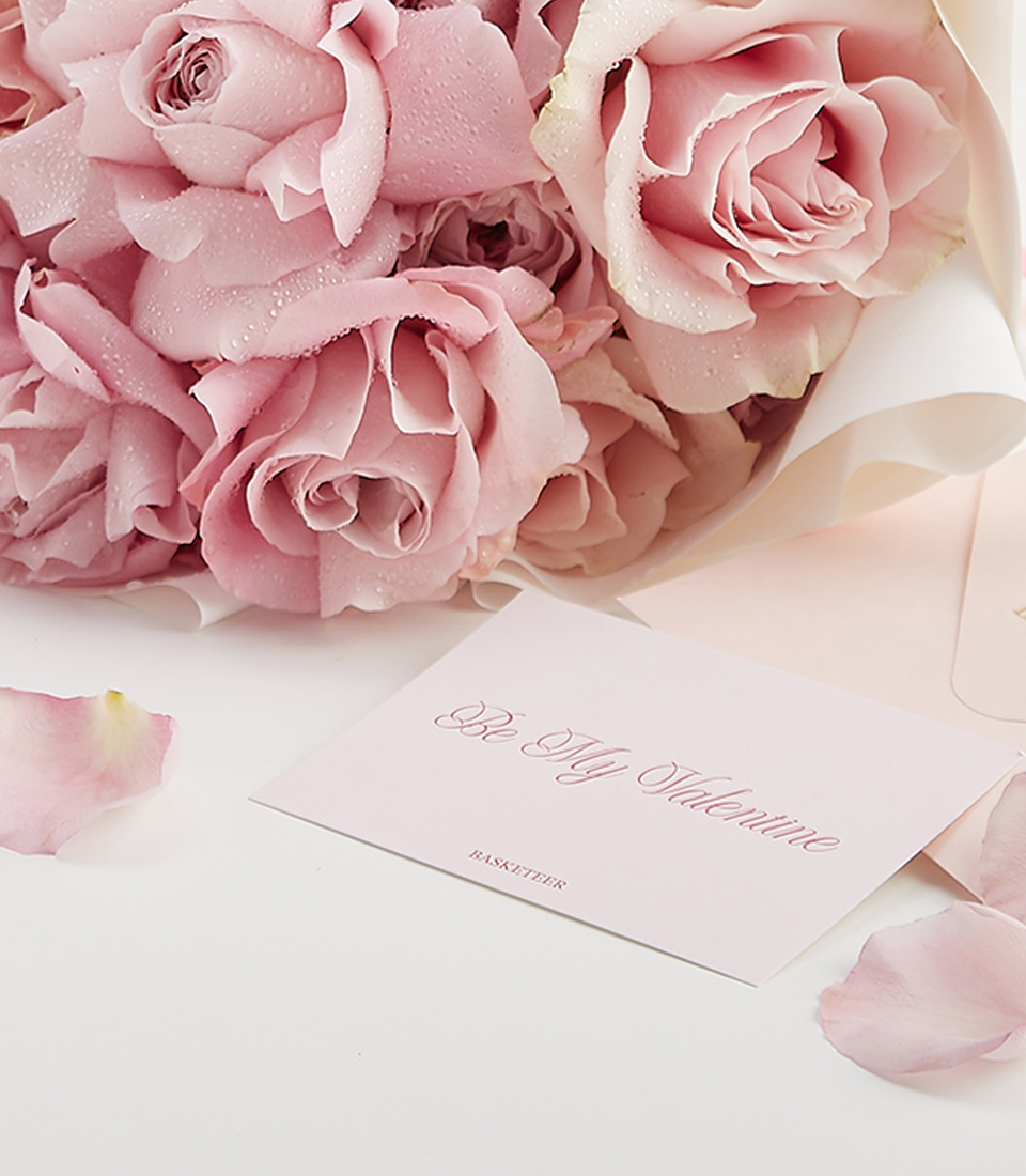 Close-up of a romantic gift set featuring a bouquet of soft pink roses and Miss Dior Eau de Parfum, the perfect expression of love and sophistication.