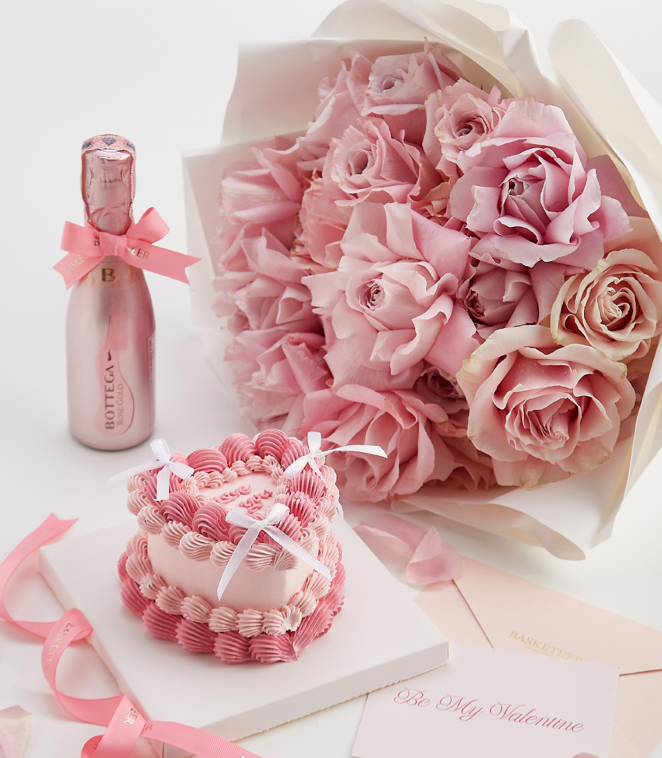 A soft pink rose bouquet, heart-shaped cake, and Bottega Rosé mini—a luxurious Valentine’s gift set designed for romance.