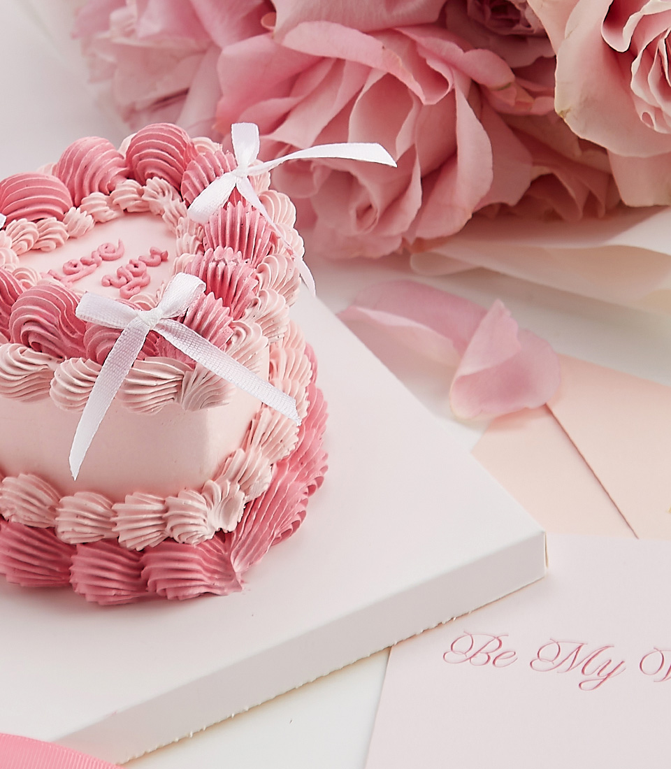 Close-up of a soft pink rose bouquet, heart-shaped cake, and Bottega Rosé mini—a luxurious Valentine’s gift set designed for romance.