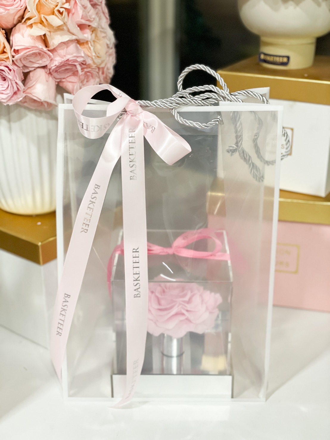 Elegant preserved pink rose in an acrylic box, wrapped with a luxury ribbon. A timeless floral gift for romantic occasions and keepsakes.
