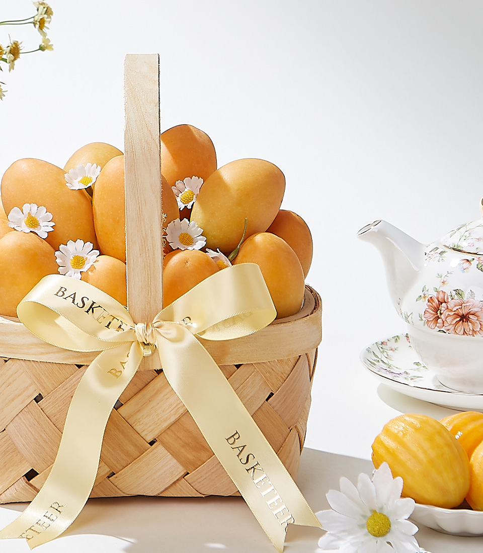 A beautifully arranged woven basket filled with 1.5 kg of Premium Mayongchid (Marian Plum), decorated with white daisy flowers and a golden satin ribbon—a luxurious and fresh fruit gift for any occasion.