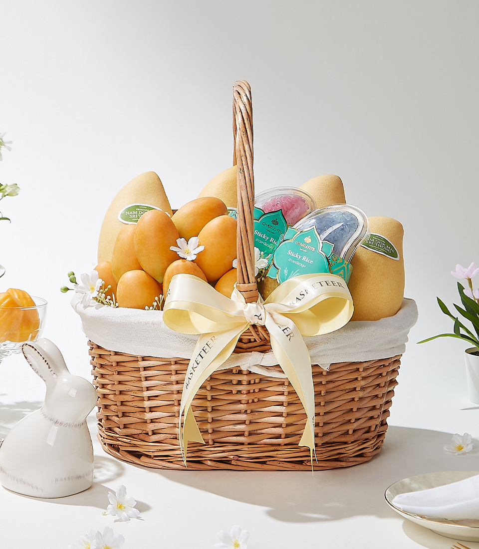 A beautifully arranged Golden Harvest Mango & Mayongchid Gift Basket, featuring premium Nam Dok Mai mangoes, Mayongchids, and sticky rice.