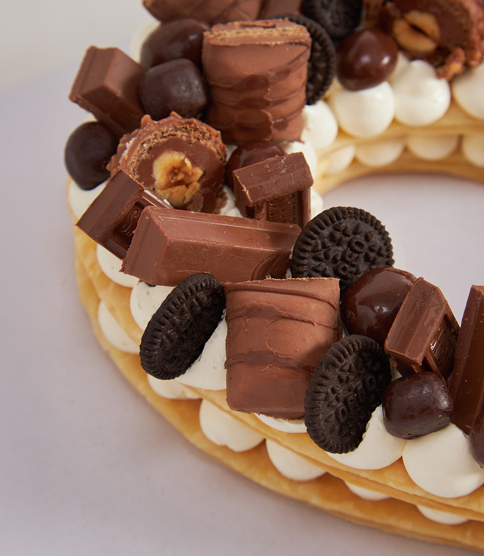 Heart-shaped puff pie cake topped with Japanese Yubeni strawberries and assorted chocolates