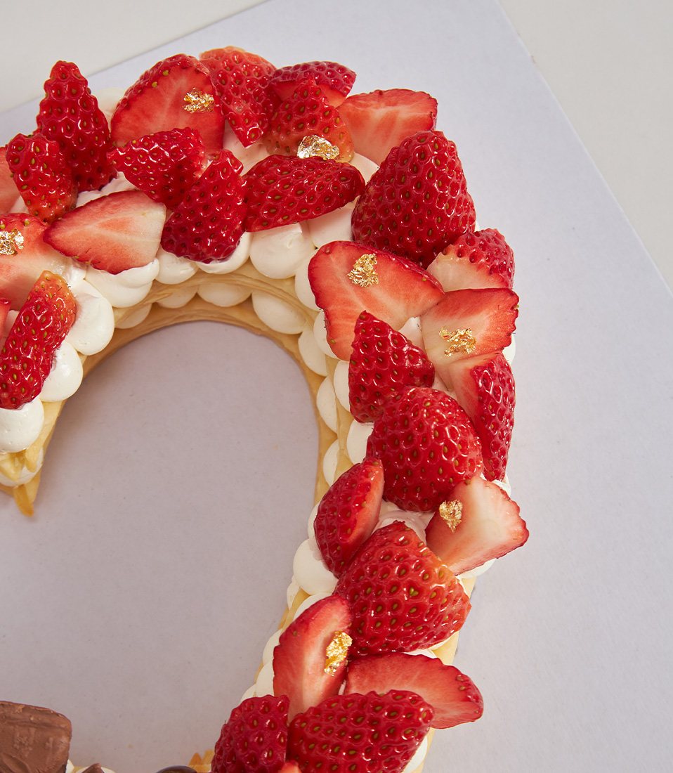 Heart-shaped puff pie cake with Yubeni strawberries and assorted chocolates