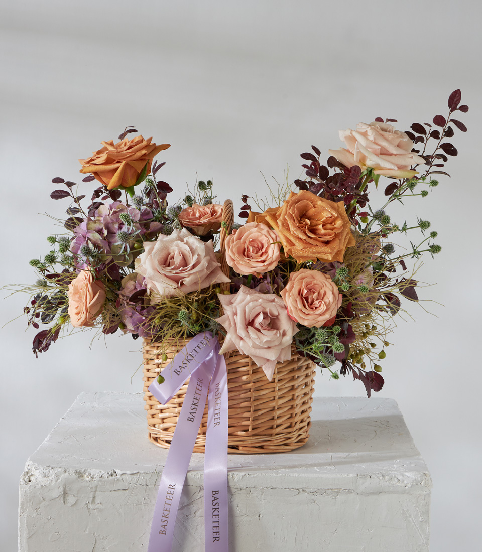 Flower arrangement basket with toffee roses quicksand roses and seasonal flowers for premium delivery in Bangkok