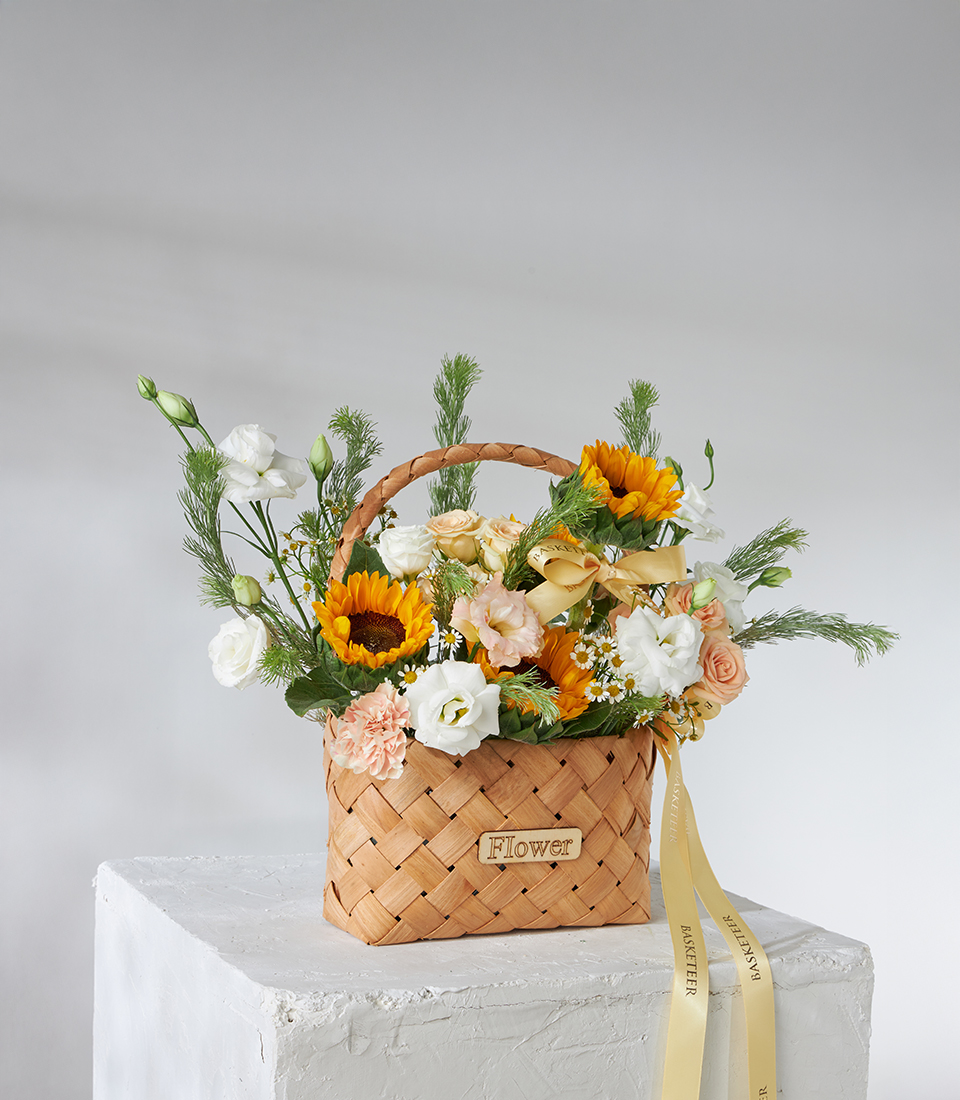 Sunflowers, White Roses \u0026 Peach Spray Roses Basket Bouquet, image size:960x1100