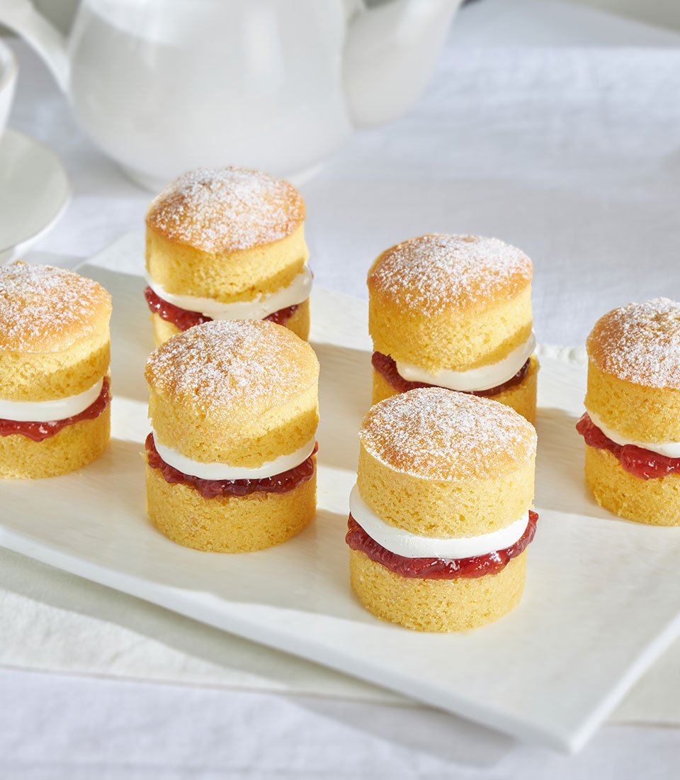 Mini Victoria sponge cakes filled with whipped cream and strawberry jam dusted with icing sugar – Charlotte Bakery Bangkok delivery