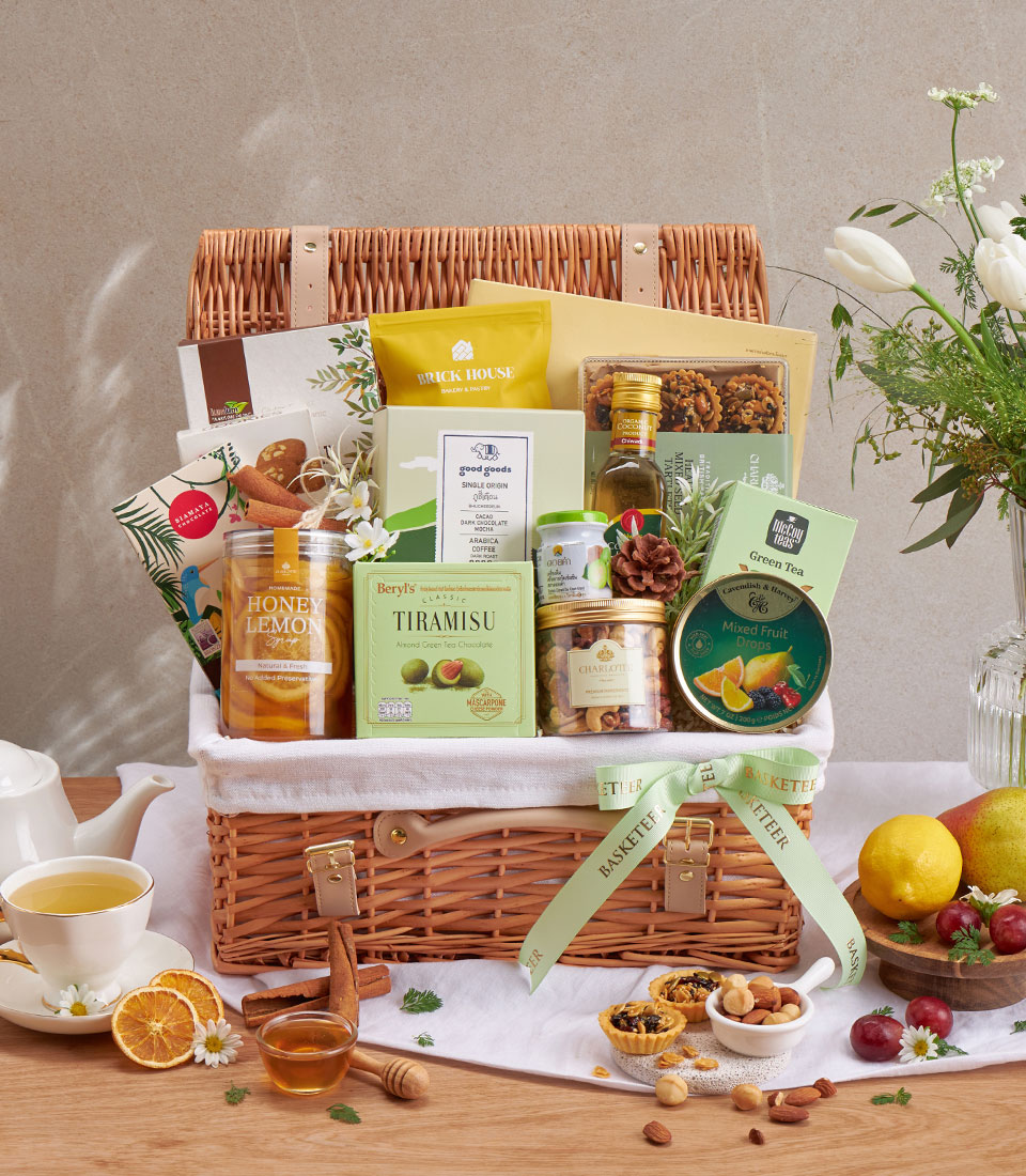 มุมมองเต็มของตะกร้าผัดไทยรสเลิศ กาแฟ และถั่ว พร้อมด้วยขนมขบเคี้ยวและเครื่องดื่มนานาชนิดในตะกร้าที่สานไว้