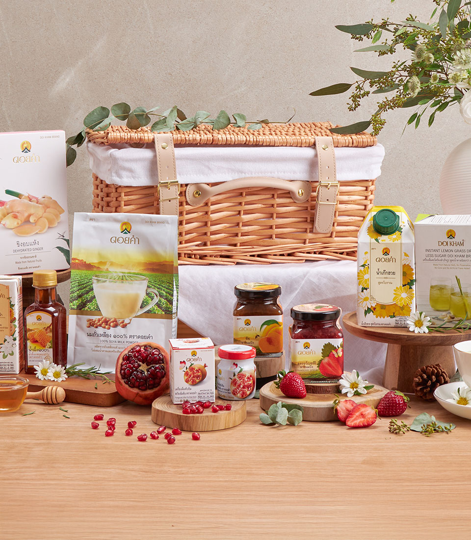 Full view of doi kham herbal drinks & fruit spread basket with assorted snacks and drinks in a woven basket.