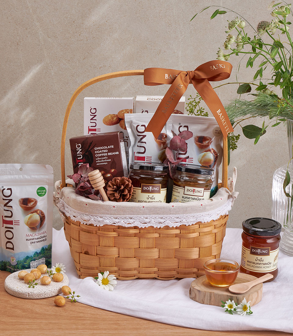 Full view of doitung macadamia cookie & chocolate basket with assorted snacks and drinks in a woven basket.