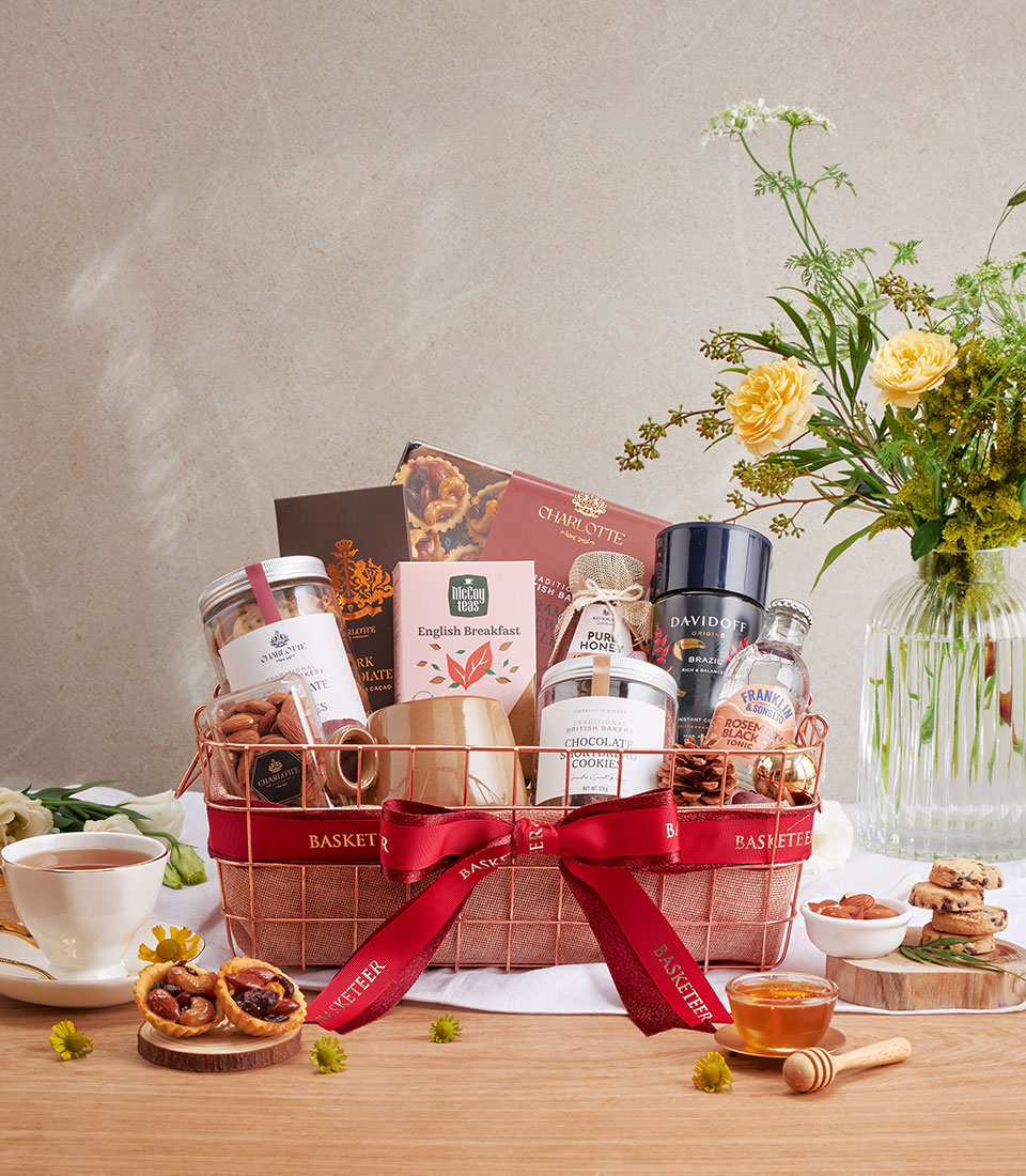 ตะกร้าของขวัญรสเลิศในธีมกาแฟพร้อมของว่างและเครื่องดื่มนานาชนิด