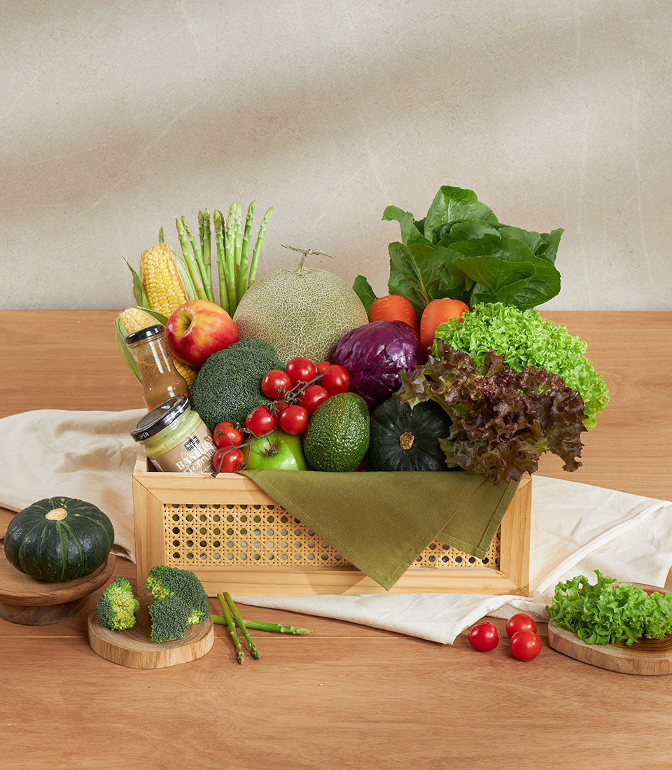 ตะกร้าผักสดออร์แกนิกเพื่อสุขภาพ บรรจุในลังไม้