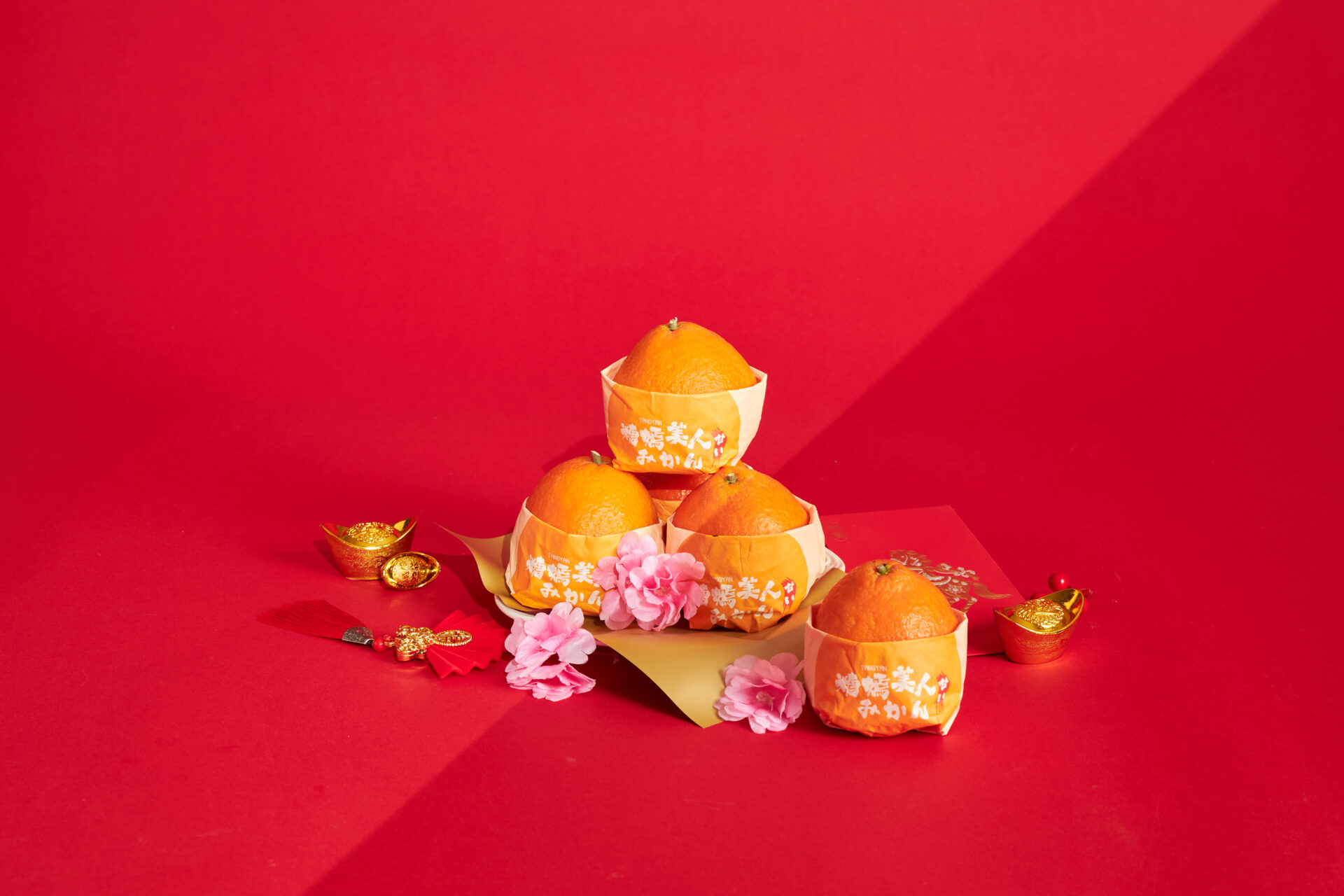 Premium Japanese Ehime oranges used in high-end Chinese New Year fruit baskets