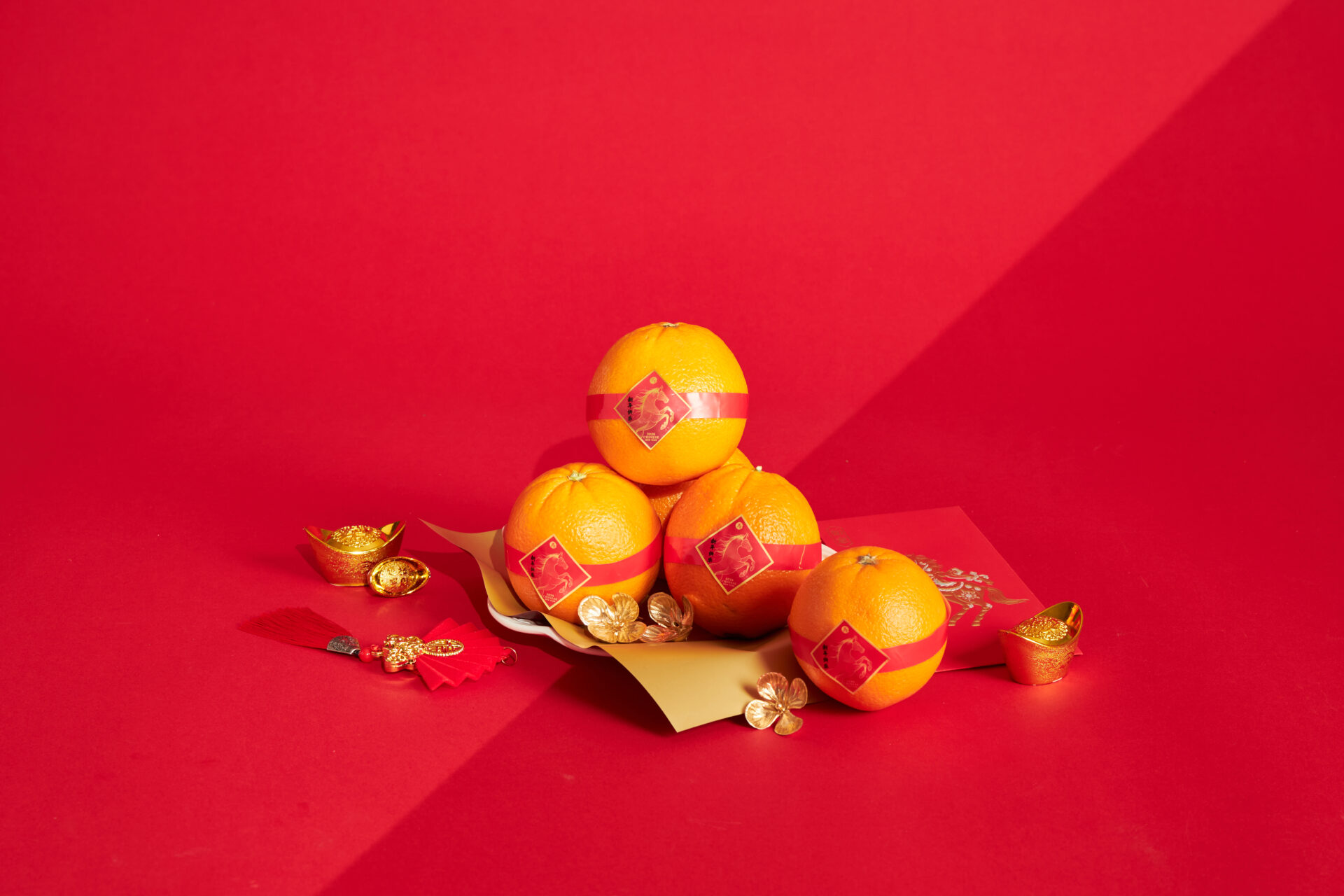 Premium Sunkist oranges arranged as a Chinese New Year prosperity gift, reflecting Basketeer’s refined festive presentation in Bangkok.