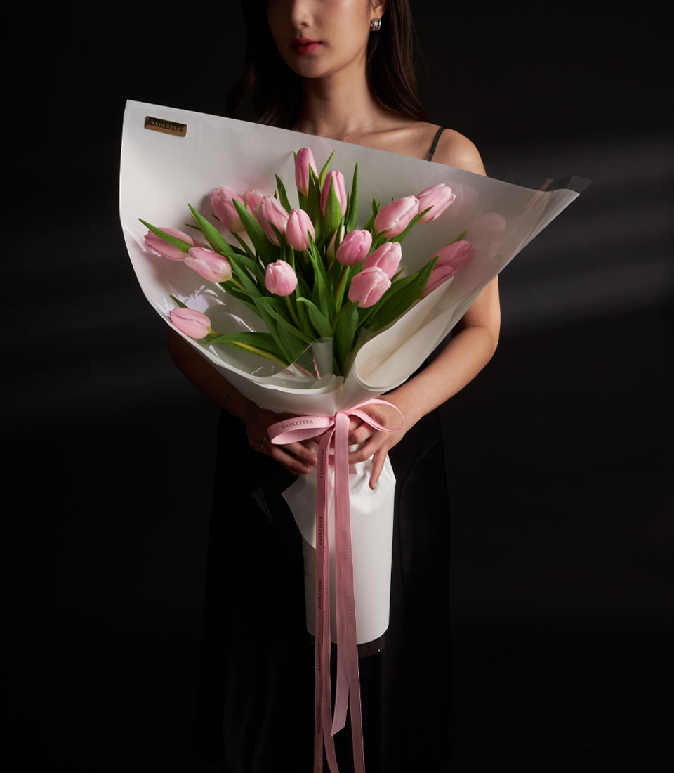 A beautiful white tulip bouquet for Valentine gift delivery in Bangkok SKU VLT26-2030