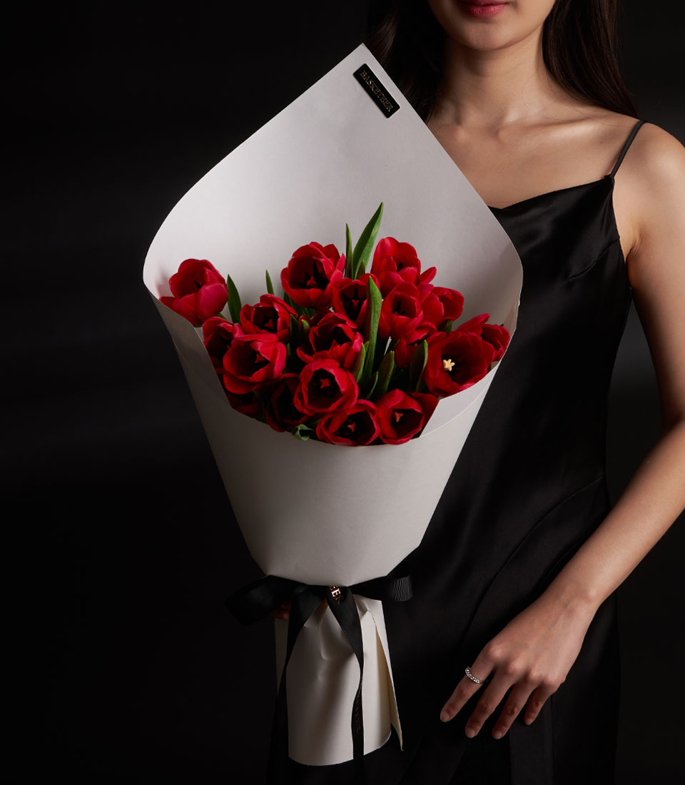 A vibrant red tulip bouquet for Valentine gift delivery in Bangkok SKU VLT26-2015